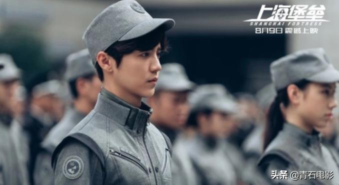 鹿晗戴帽子头发压塌了,鹿晗军帽压不住刘海