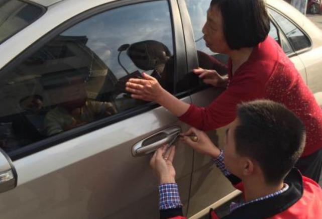 反锁车内如何自救,被反锁车里如何开