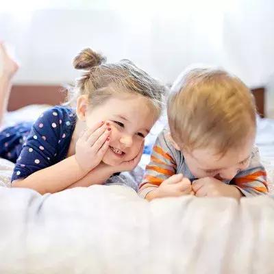 男童被老师集体拍照,幼儿园男老师被偷拍