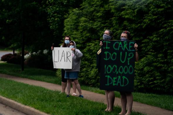 “10万死亡名单”轰动美国，川普却被爆去玩高尔夫，网友们炸了