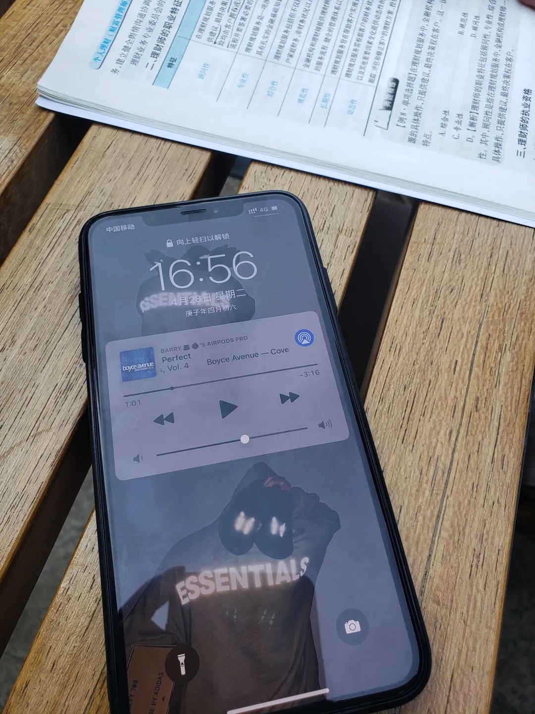 太古里的年轻人耳机在放什么？