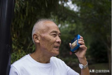 建议退休老人：手头再紧，跺跺脚拿下这“5合1”收音机，出门必备