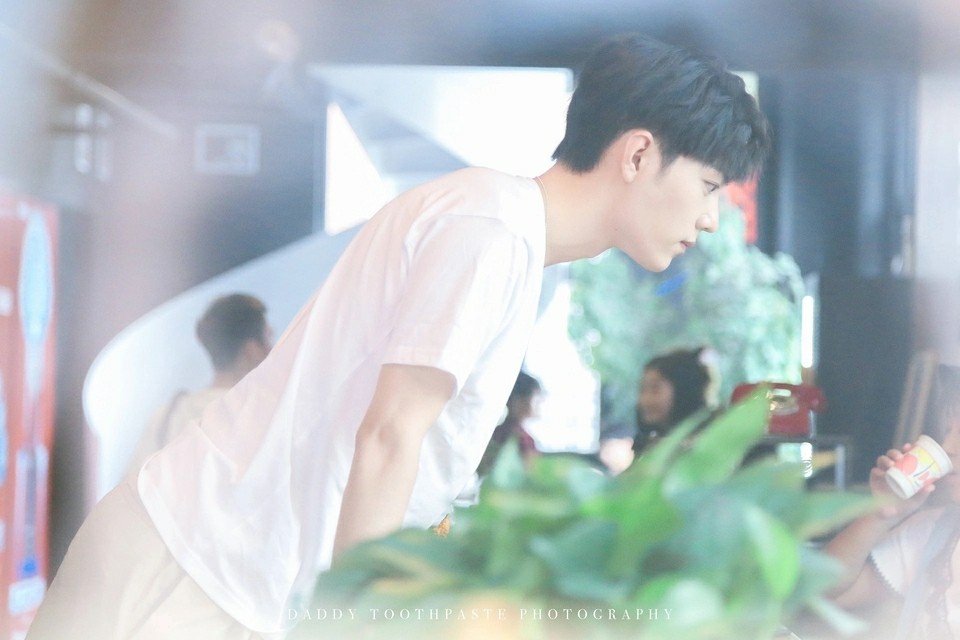 肖战唱歌残酷月光,你不知道的事肖战原版