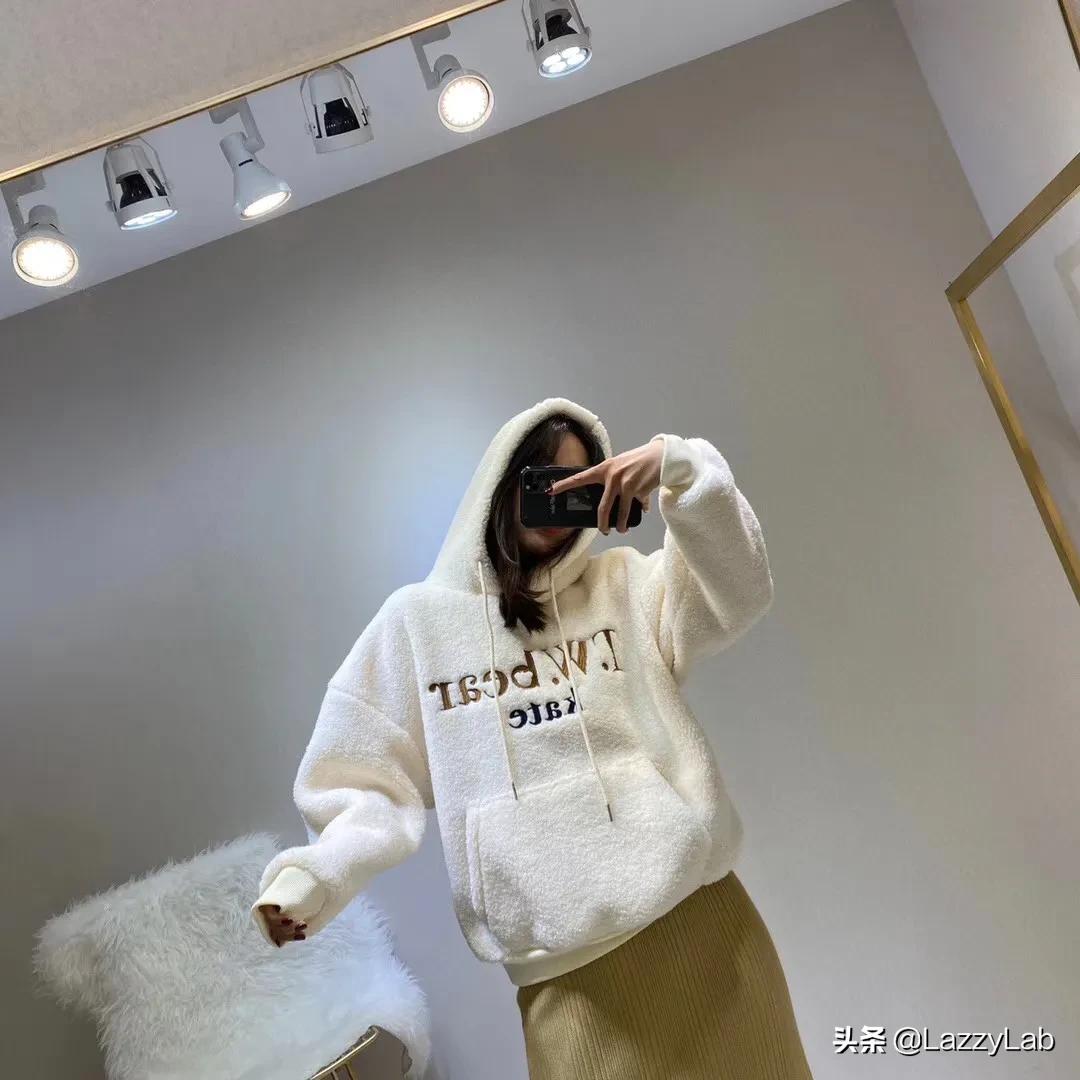 小熊teenieweenie绿色连帽羽绒服,品牌teenieweenie直播卫衣穿搭