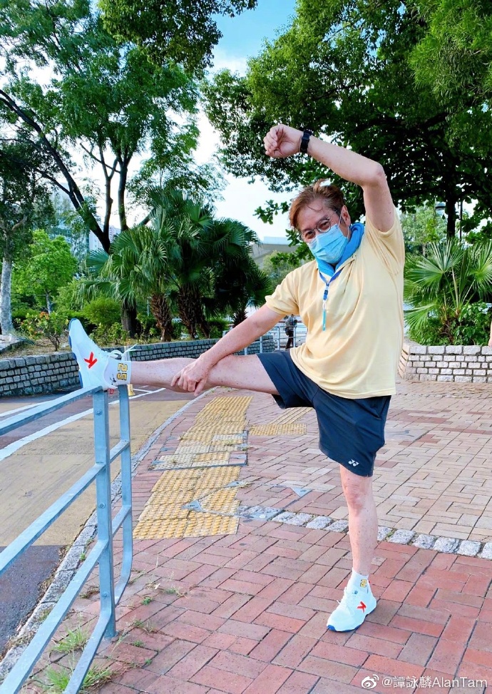 当你们还在关心谭咏麟“睡粉”，我却完全被71岁的他的状态吸引