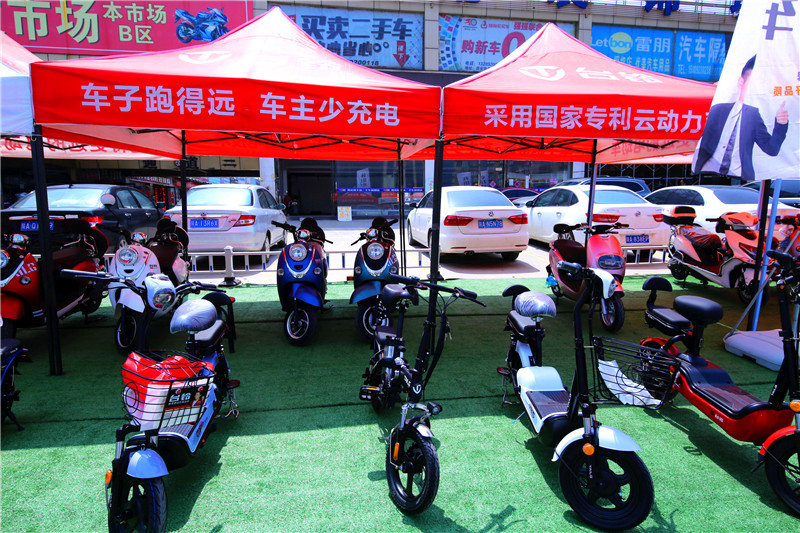 为了带老伴出去游玩方便两千多买了一辆两轮电动车