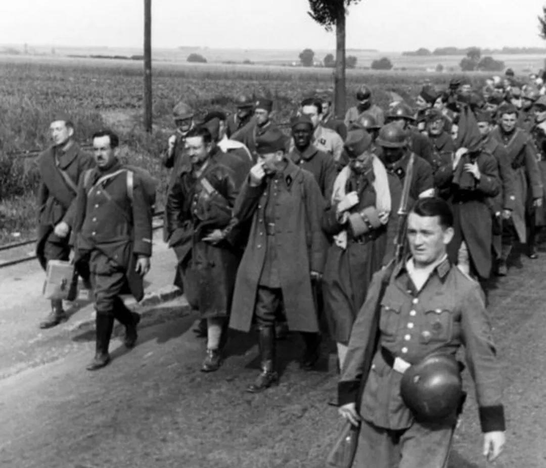 希特勒入侵波兰，英法与波兰签署军事互助条约，为何不出兵援助？