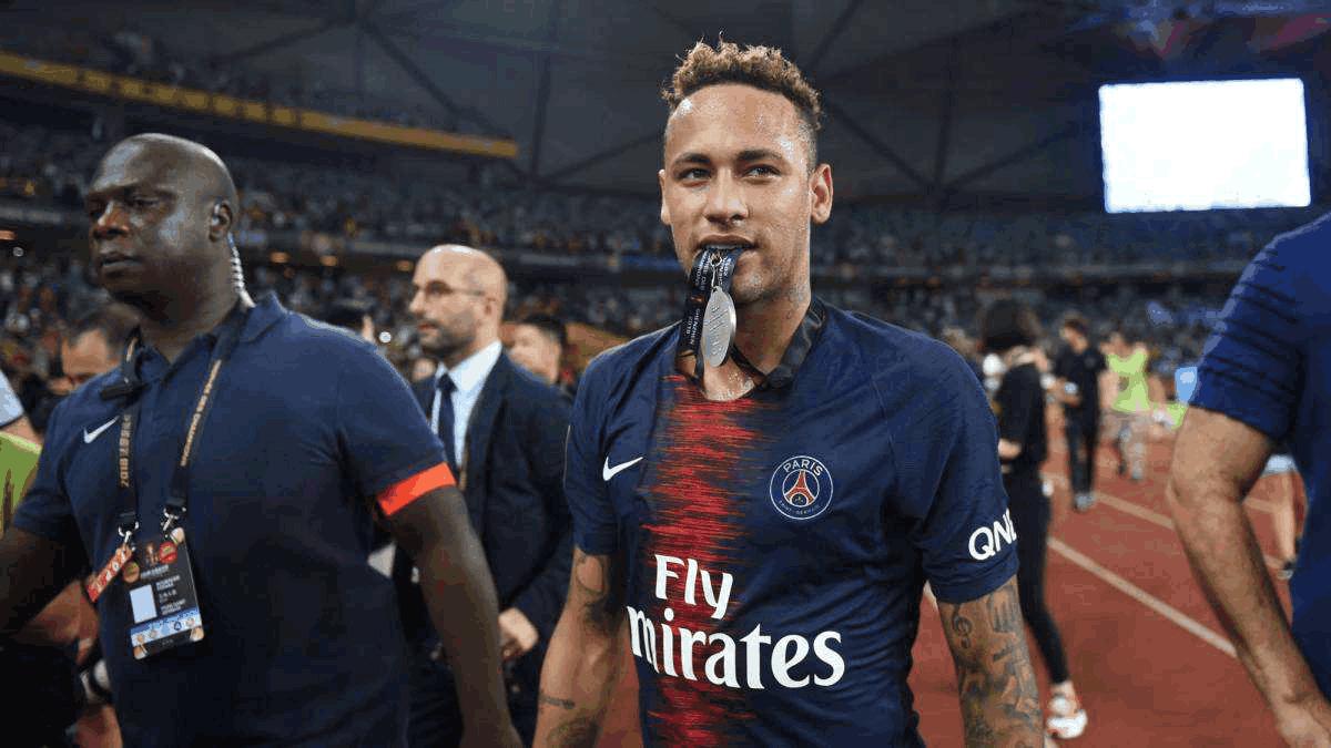 足球巨星消费内马尔,足球球星内马尔纪念品