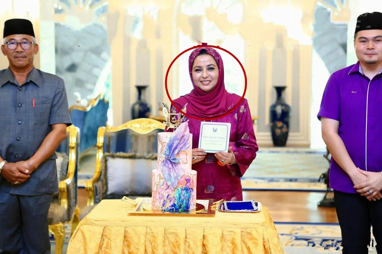 马来西亚国王礼服,马来西亚王室皇冠