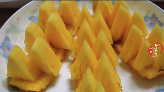 如何用家里的菜刀削菠萝,用菜刀怎么给菠萝削皮