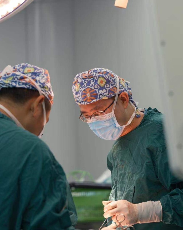 男孩患严重阑尾炎,孩子腹痛当回事当心急性阑尾炎