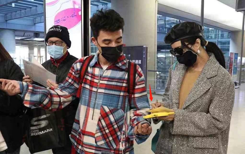 范冰冰最近出席活动照片一身西装,范冰冰一袭绿裙现身机场