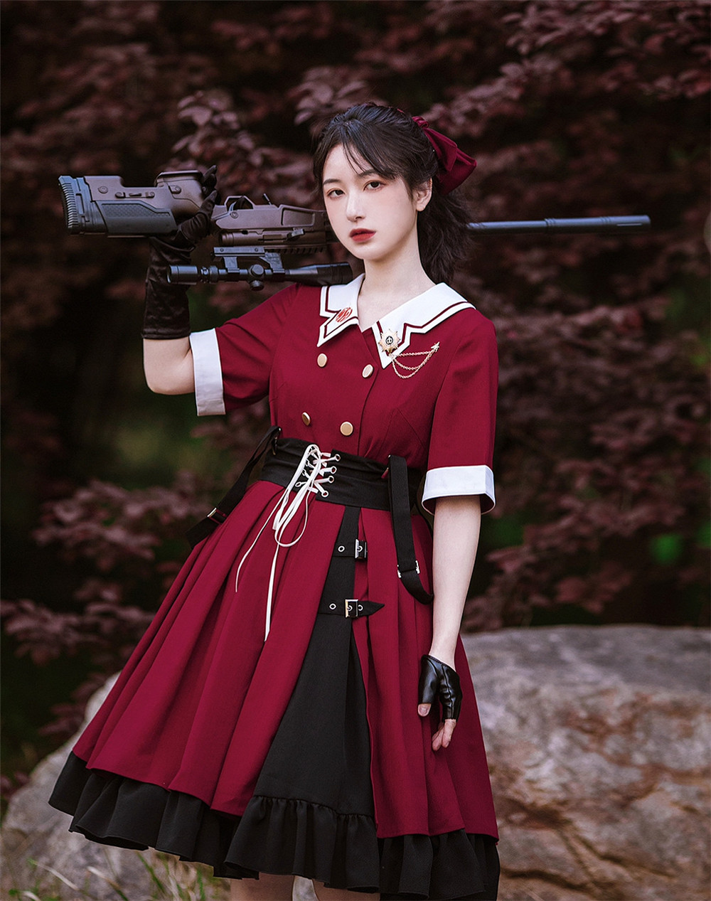 有种洛丽塔叫“军lo”，版型看似简单干练，lo娘却直呼驾驭不了