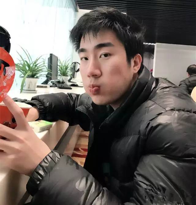 骚男活成他想要的样子：打耳钉，锡纸烫成“渣男”首晒好哥们！