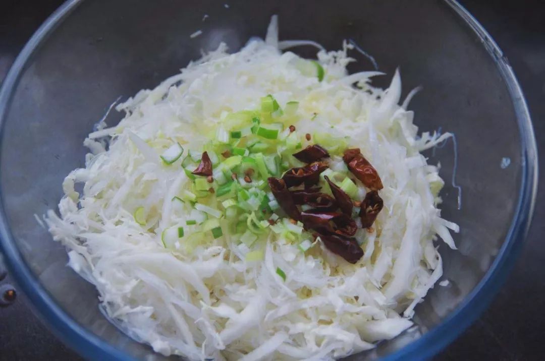 凉拌白菜小窍门清凉爽口简单好吃,凉拌大白菜最好吃的做法第一美食