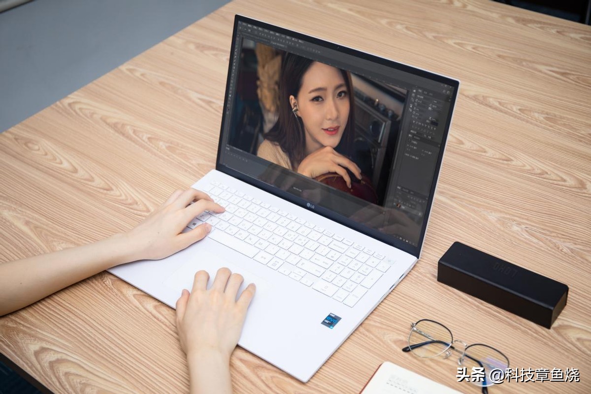 要巨屏还是要轻便,要大电视好看还是小电视好看