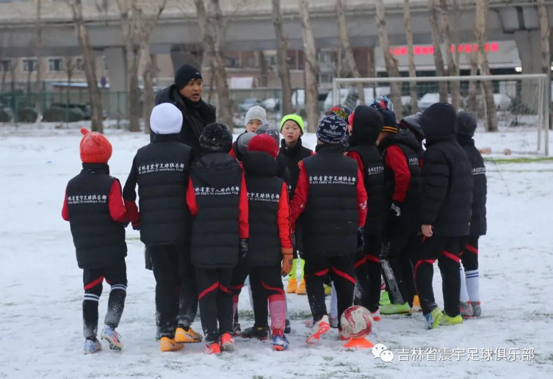 雪地快乐踢球,冰天雪地足球