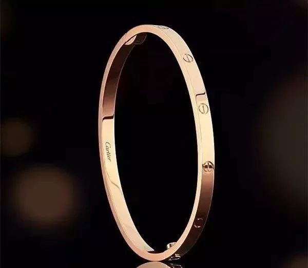 彩金戴在白衣服上会掉色什么原因,彩金戴时间长了会难看吗