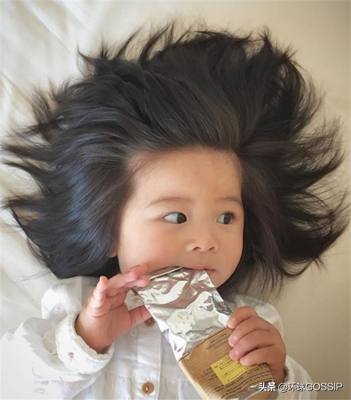 日本网红“爆炸头宝宝”接拍第一支洗发水广告，成为全球最小发模