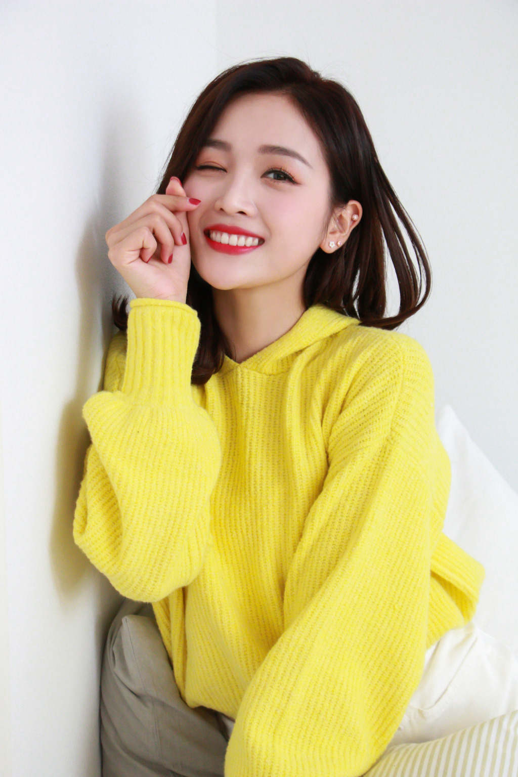 脸偏黄显老该怎么挽救,皮肤偏黑黄穿什么颜色显白