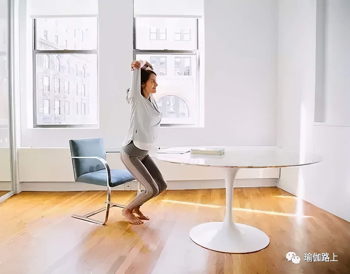 办公室瑜伽缓解全身疲劳,适合办公室健身瑜伽初级教程