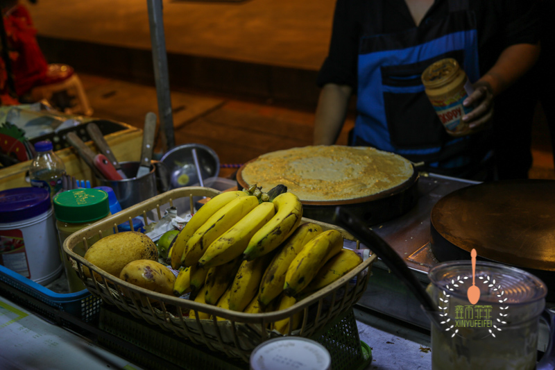 泰国大妈在卖米粉,泰国大妈街头卖椰子