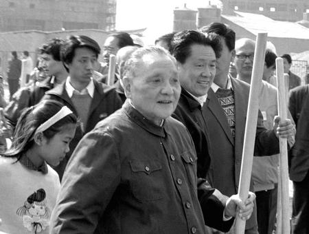 *小平邓**是个体育迷：夸刘国梁是好苗子，赛事紧张时也会“不淡定”