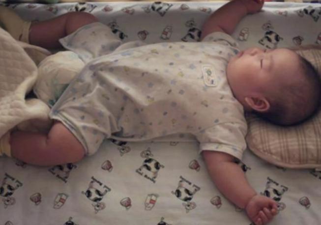 宝爸陪孩子睡觉,宝爸哄宝宝睡觉有妙招