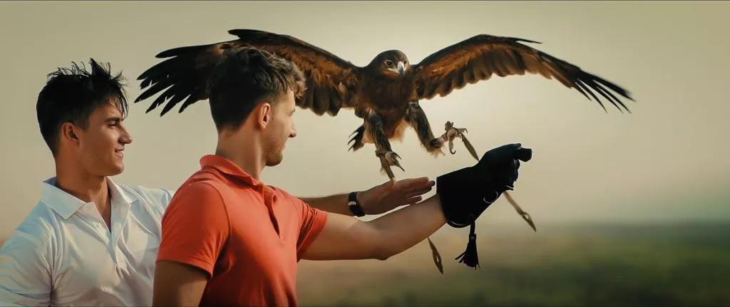 演艺圈里的职业赛车手,他是三个孩子的爸爸的英文怎么说