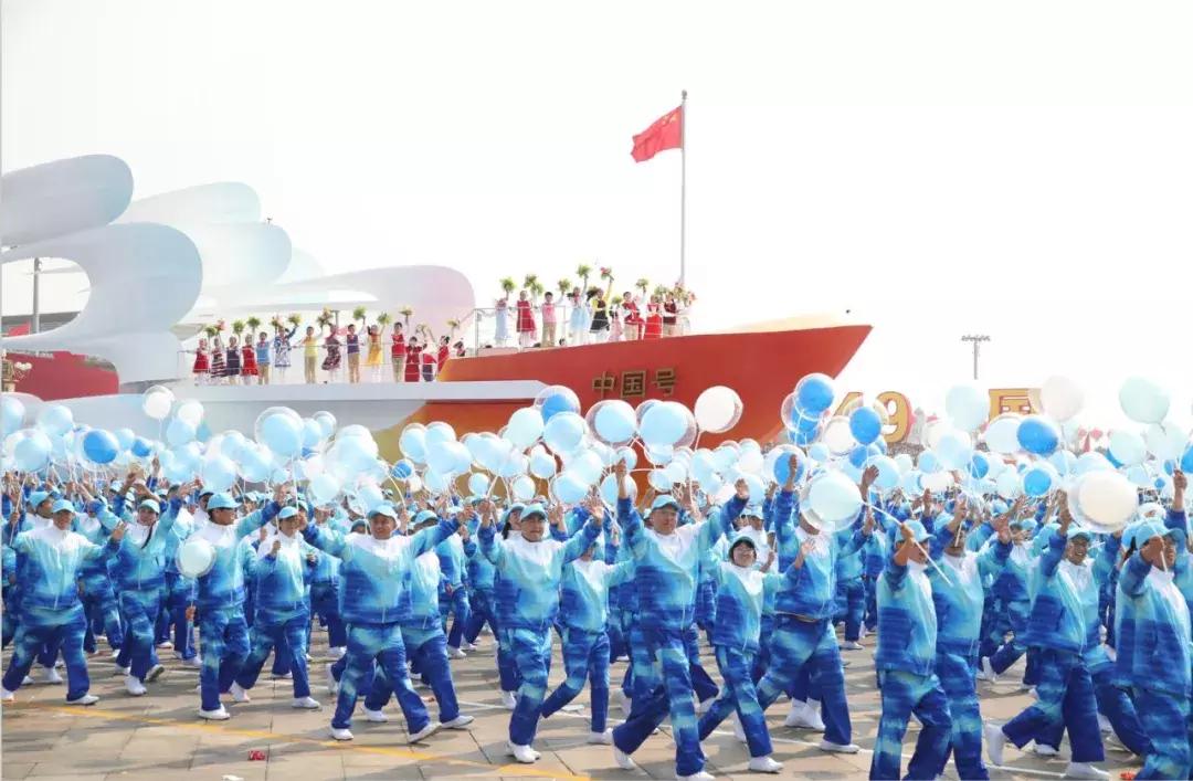 那一刻，*安门天**广场上有税务人的身影