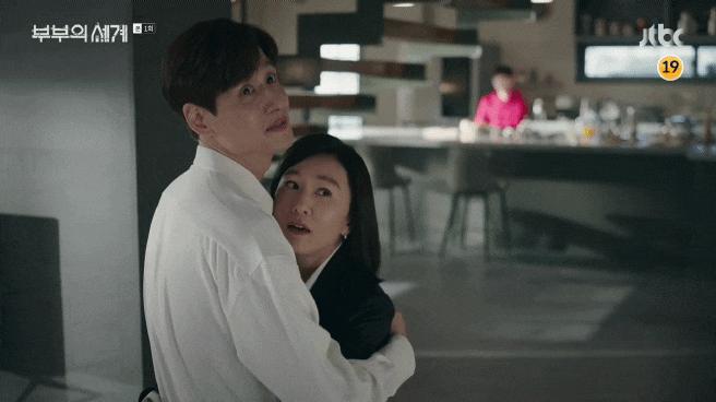 换包速度比换男人还要快！《夫妇的世界》金喜爱的名牌包又更新了