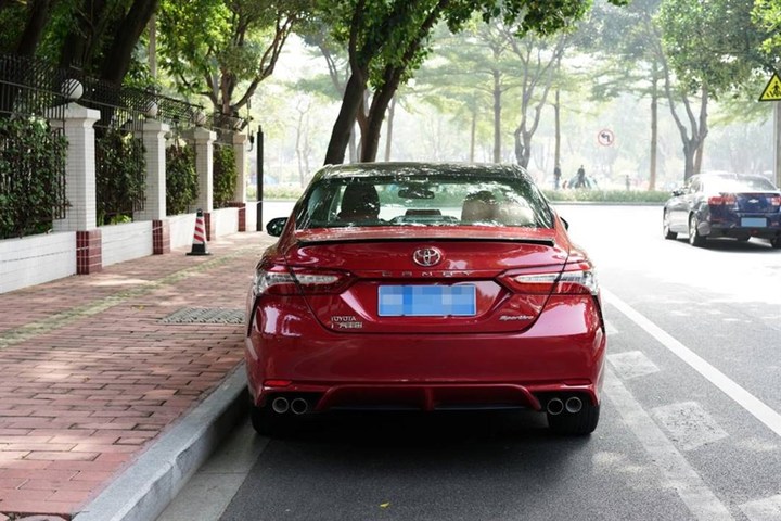 八代凯美瑞运动版红内饰,八代凯美瑞运动版电光宝石绿