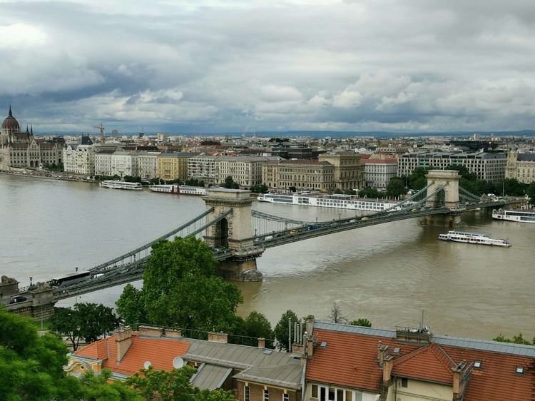 匈牙利的首都,当年陈强曾到此,两个儿子取名“布达”“佩斯”