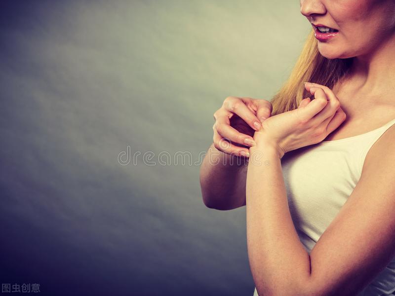 化妆之后面部痒怎么修复,化妆后脸部干痒