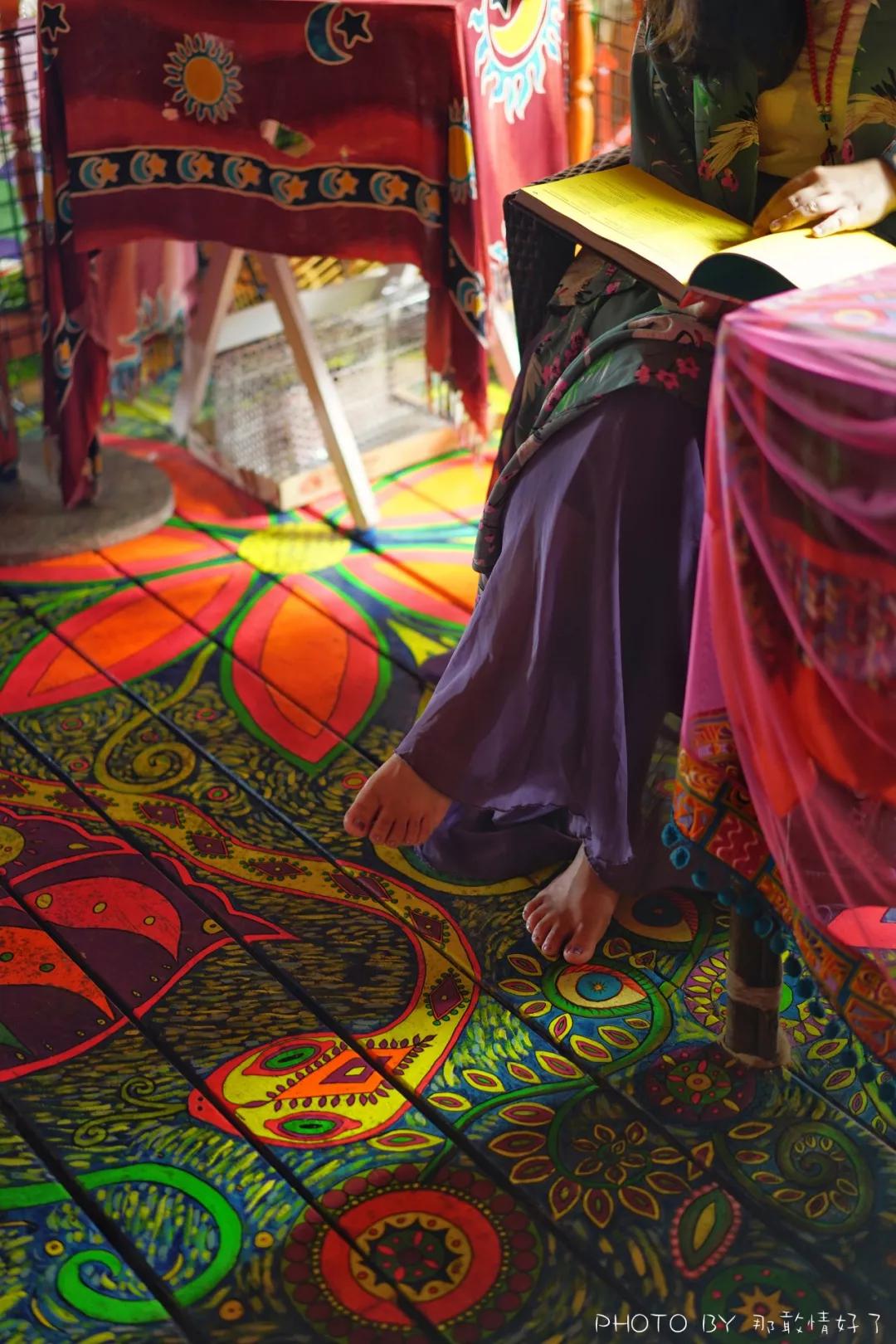 美国艺术家老夫妇定居苏梅岛十年，教游客画垃圾桶，唤醒环保意识