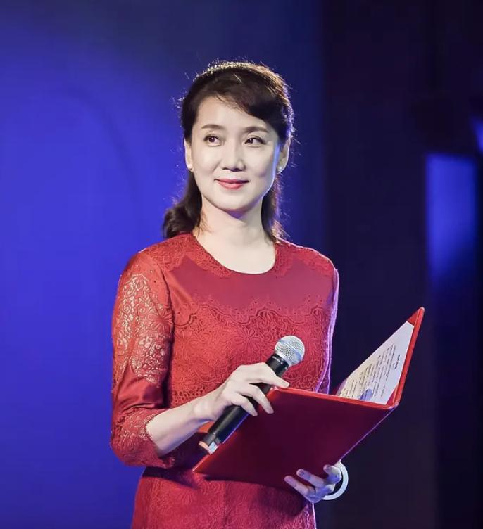 国民女神李修平：播音26年人美心善，57岁无儿无女留下遗憾