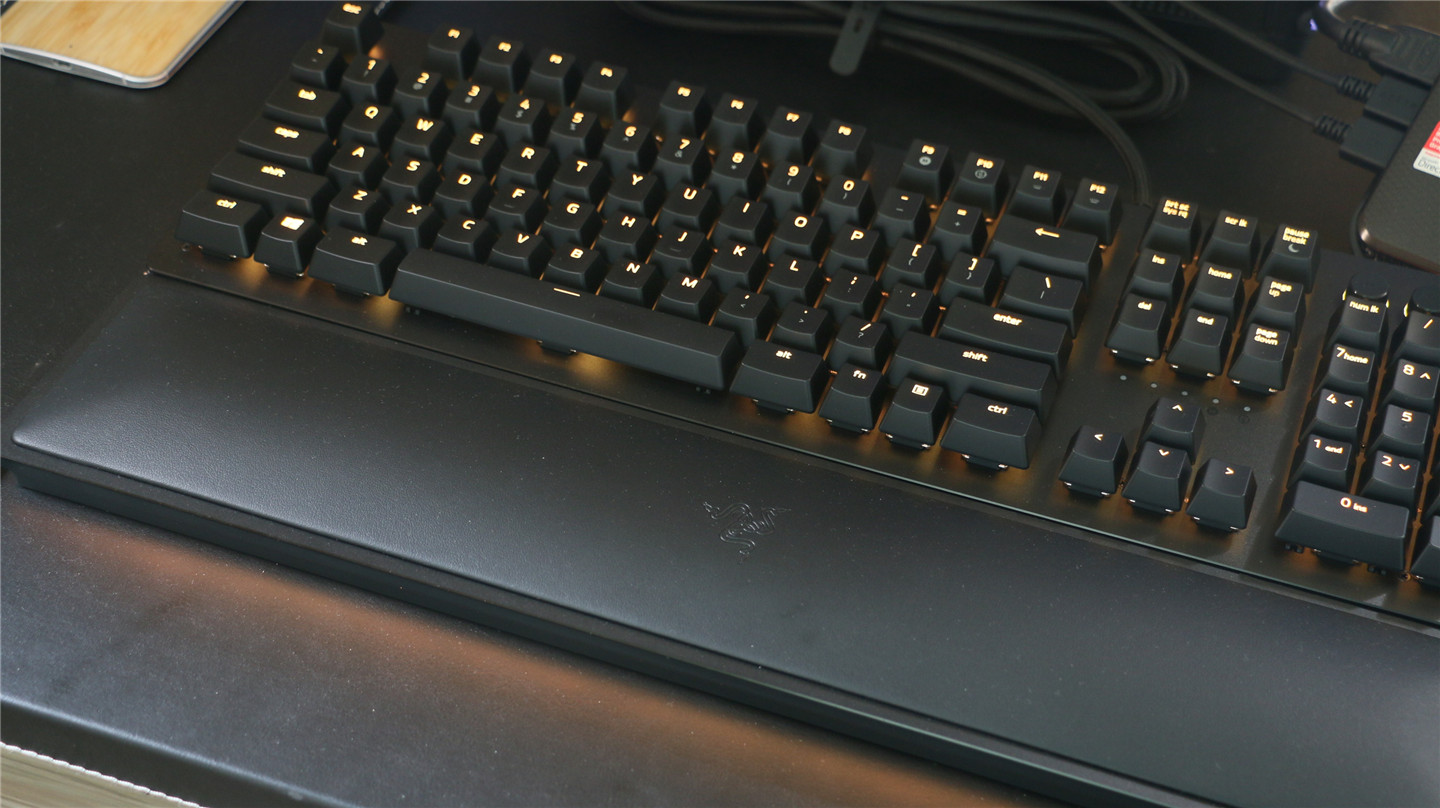 雷蛇猎魂光蛛粉晶键盘测评,雷蛇键盘猎魂光蛛v2线性轴评测