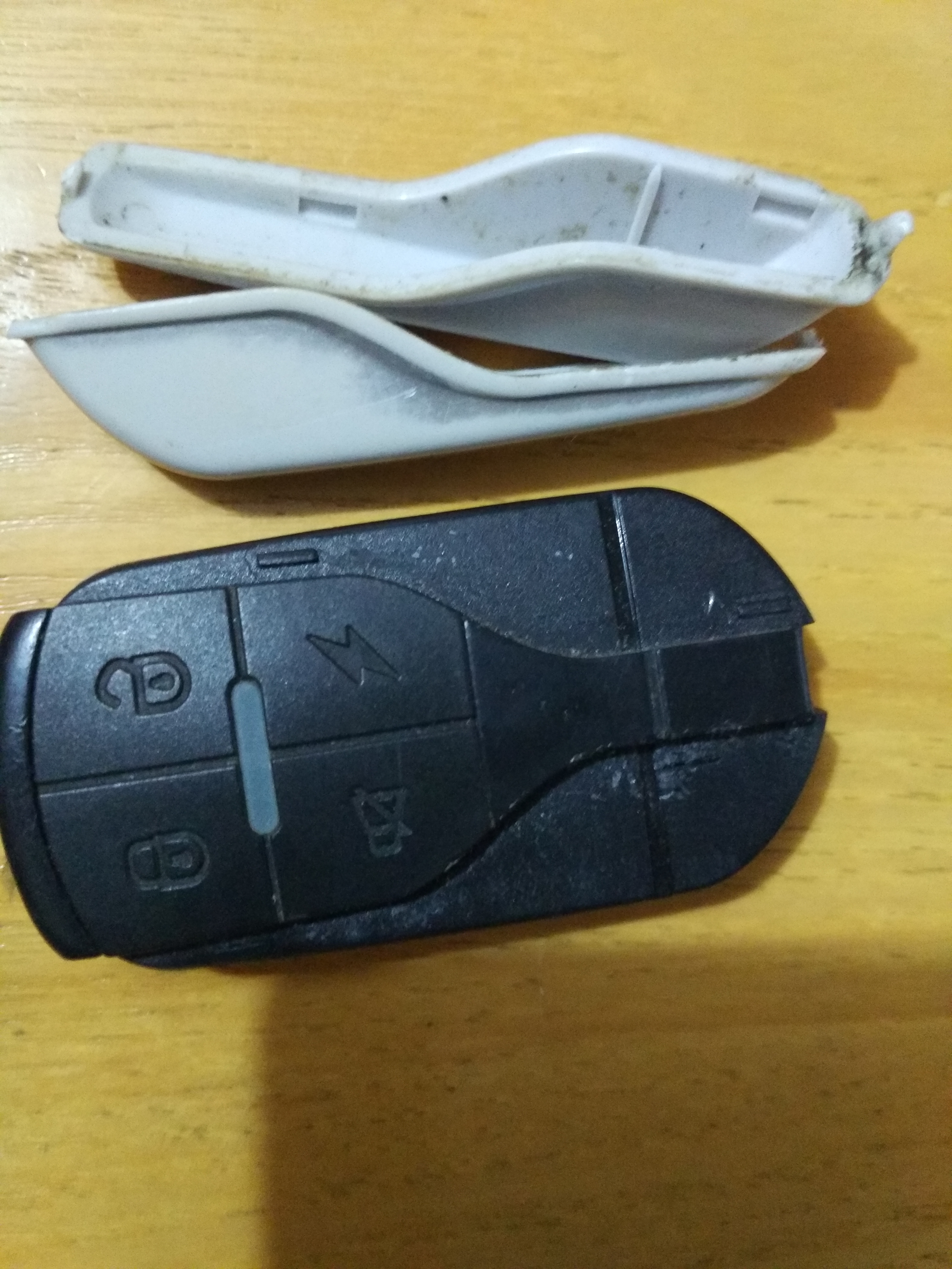 拆电动车的遥控器,有螺丝的遥控器怎么拆电车