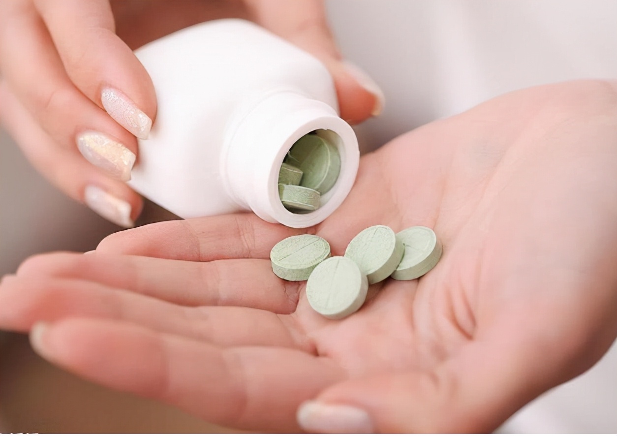 40岁以上女性每日一片叶酸,37岁每天吃一片叶酸有什么副作用