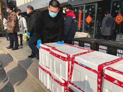 疫情无情人有情爱心蔬菜送一线,疫情无情人有情超市平价回馈顾客