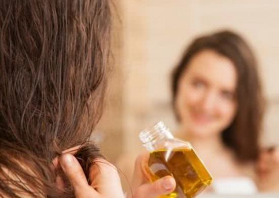 洗头发应该先抹护发素吗,洗头发先涂洗发水还是护发素