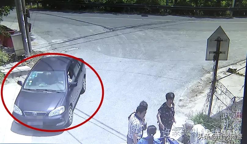 好心人扶起摔倒老人反被冤枉,一老人摔倒路人主动上前扶起