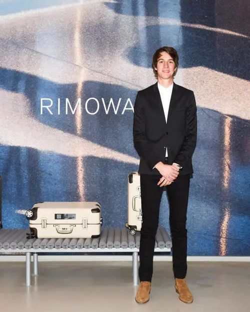 rimowa行李箱是什么材质做的,rimowa行李箱细节图