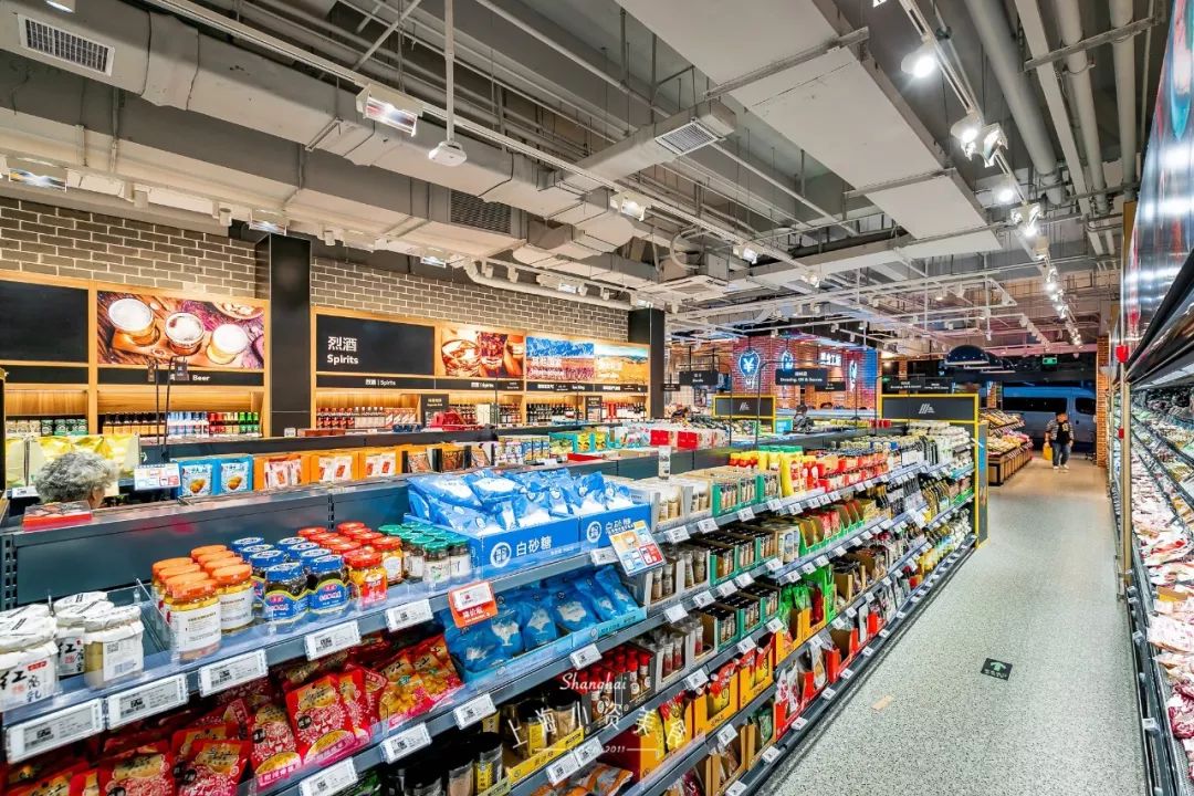 过年去超市囤货,过年没来得及买年货