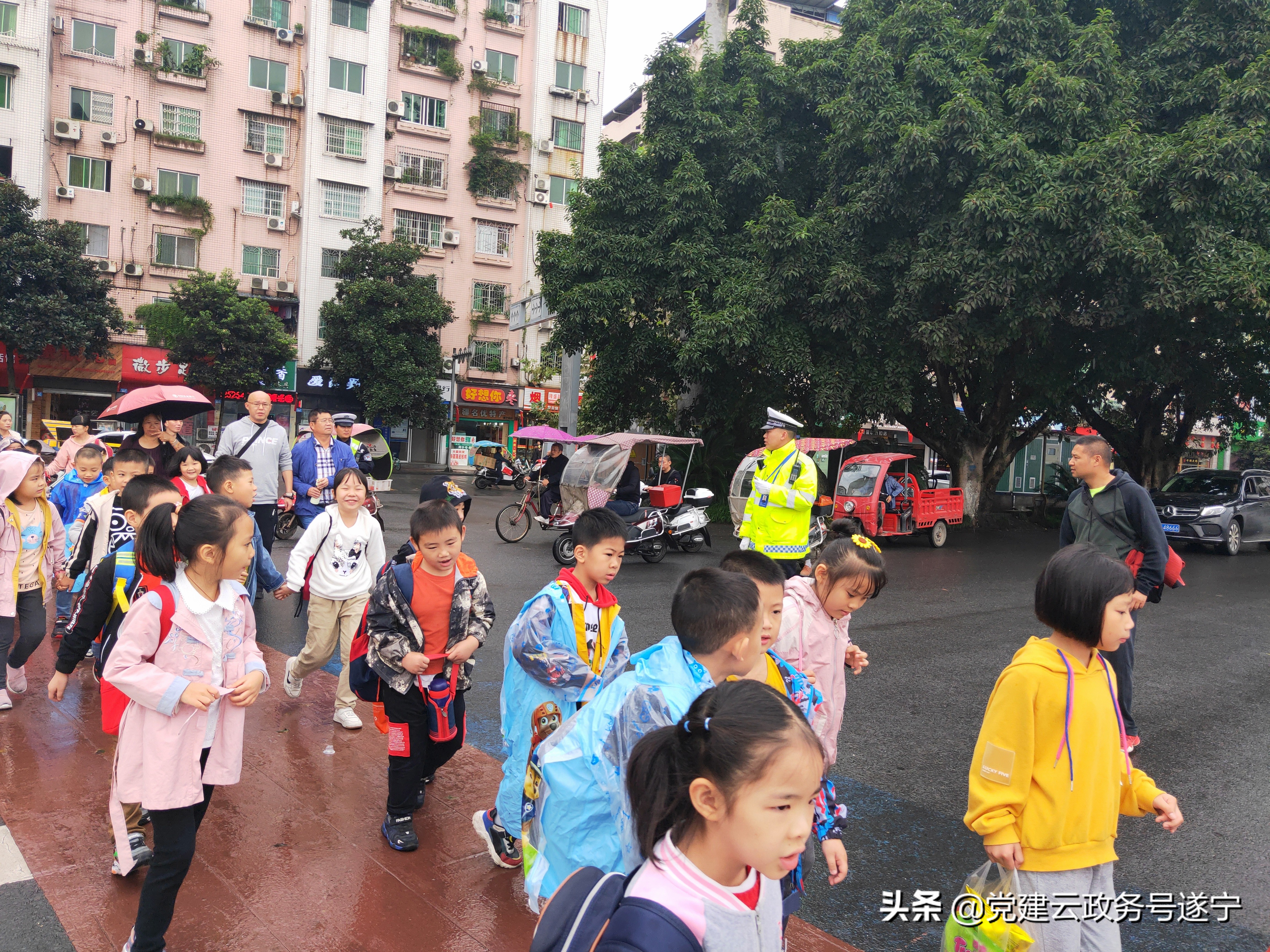 冬季综合实践活动小学,小学生秋季远足实践活动简报