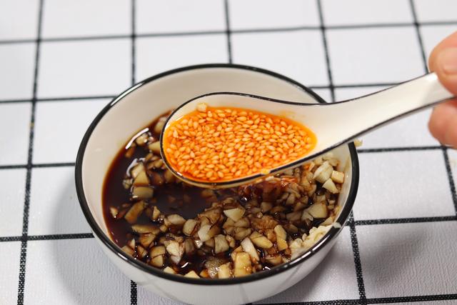 如何巧切皮蛋不粘刀呢,皮蛋豆腐怎么做不出水