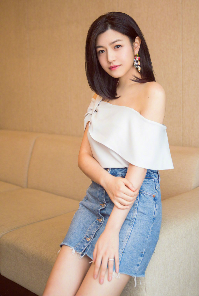 圆脸适合黑长直中分好还是侧分好,圆脸黑长直发型怎么弄好看女生