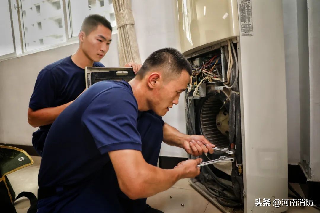 消防站服的斧子带哪一边,消防站红色撬棍