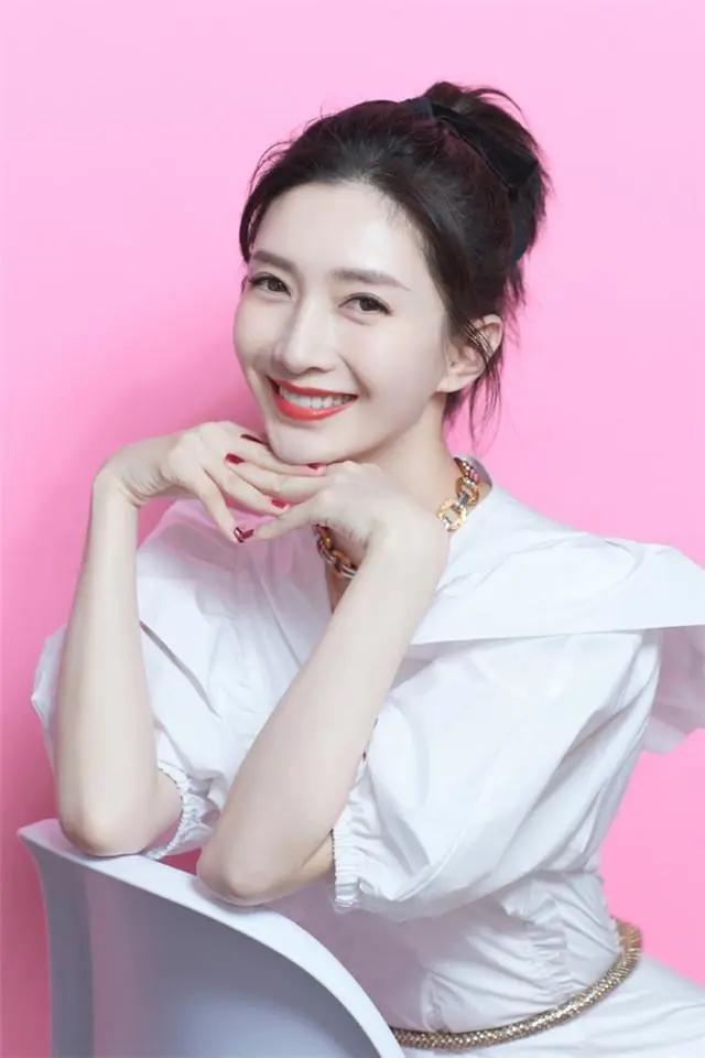 年轻的女人白头发梳什么发型,50岁发量少梳什么发型好看