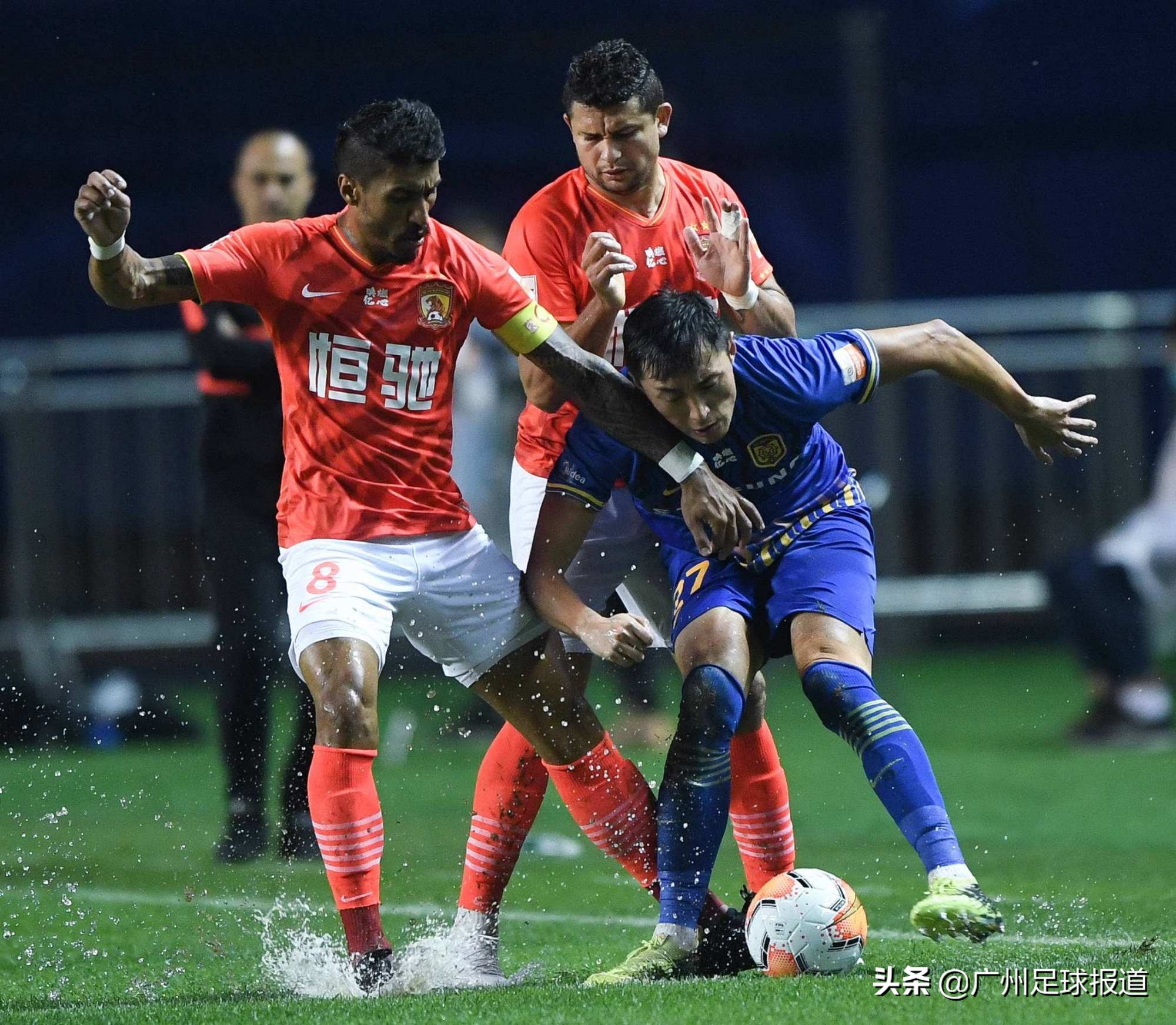 误判两个点球！中超名哨将错就错，广州恒大再遭不公正判罚